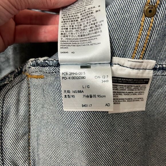 Levi's Jacket Women's Medium Type 3
Trucker Blue Denim Jean large with gold star - Picture 4 of 16